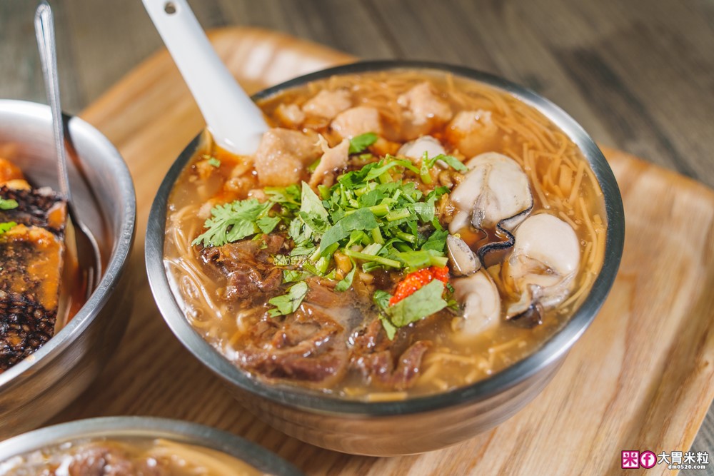 食尚玩家推薦！蘆洲「樂福麵線」獨家特調蒜醬×爆量大腸鮮蚵~在地人激推蘆洲銅板小吃