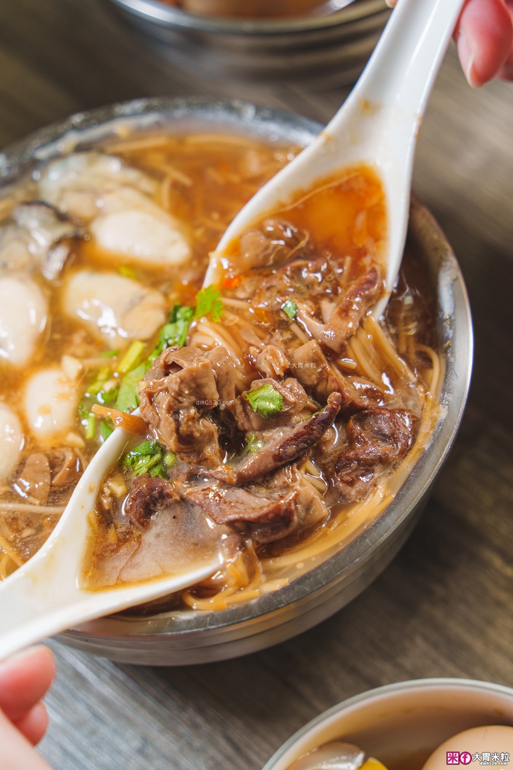 食尚玩家推薦！蘆洲「樂福麵線」獨家特調蒜醬×爆量大腸鮮蚵~在地人激推蘆洲銅板小吃