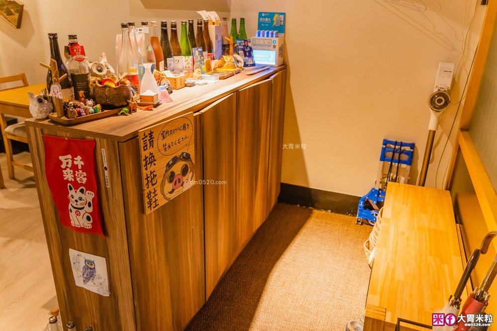 三重巷弄隱藏神店「神居居酒屋」平日啤酒清酒無限暢飲+炸牛腸、魟魚鰭一夜干超驚豔