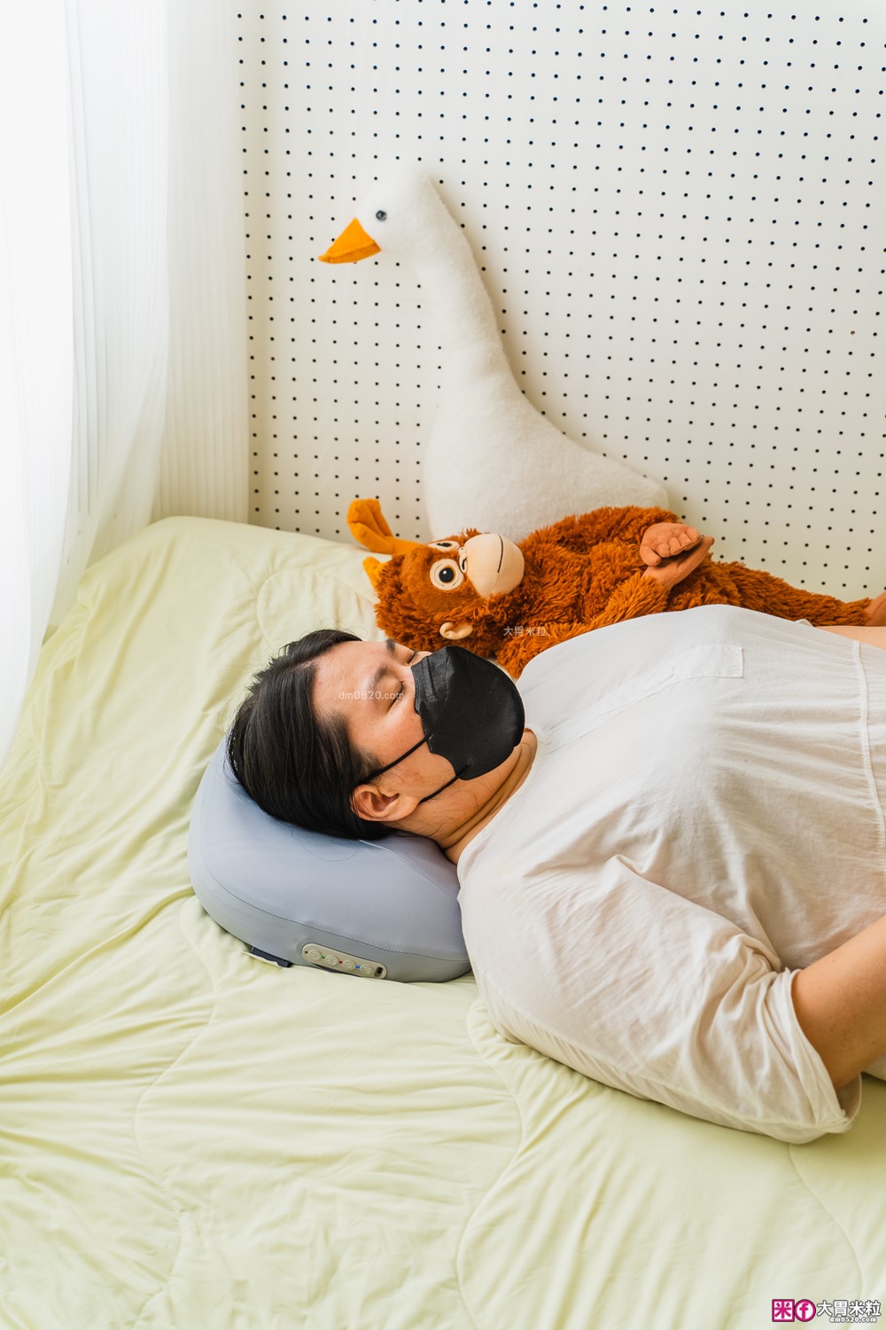 低頭族救星！JHT「NeckRelax 頸椎鬆揉暖枕」開箱，千元平價享受按摩師級舒壓
