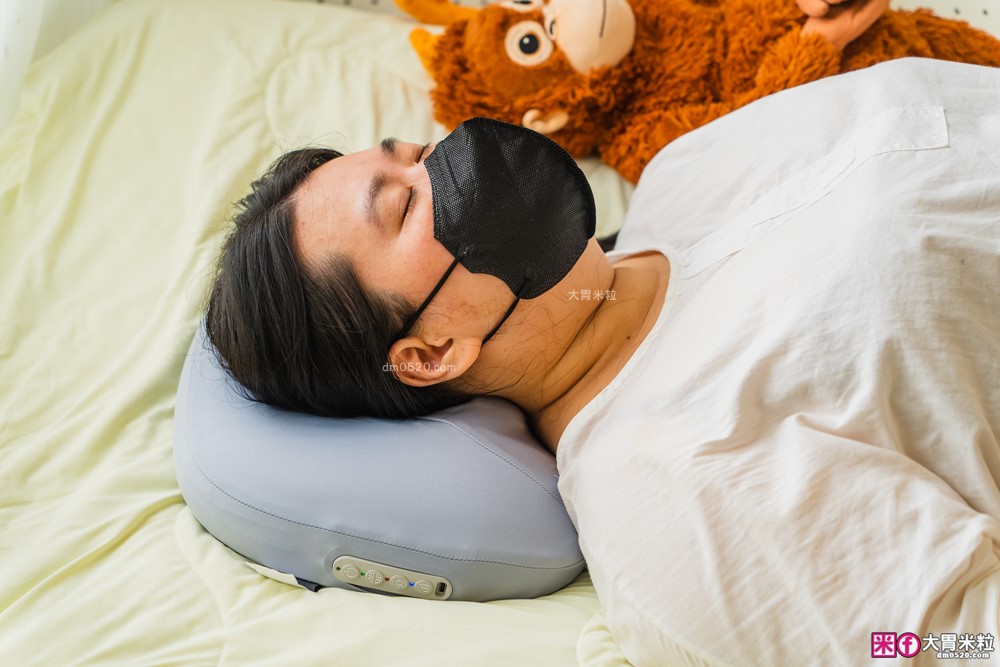 低頭族救星！JHT「NeckRelax 頸椎鬆揉暖枕」開箱，千元平價享受按摩師級舒壓