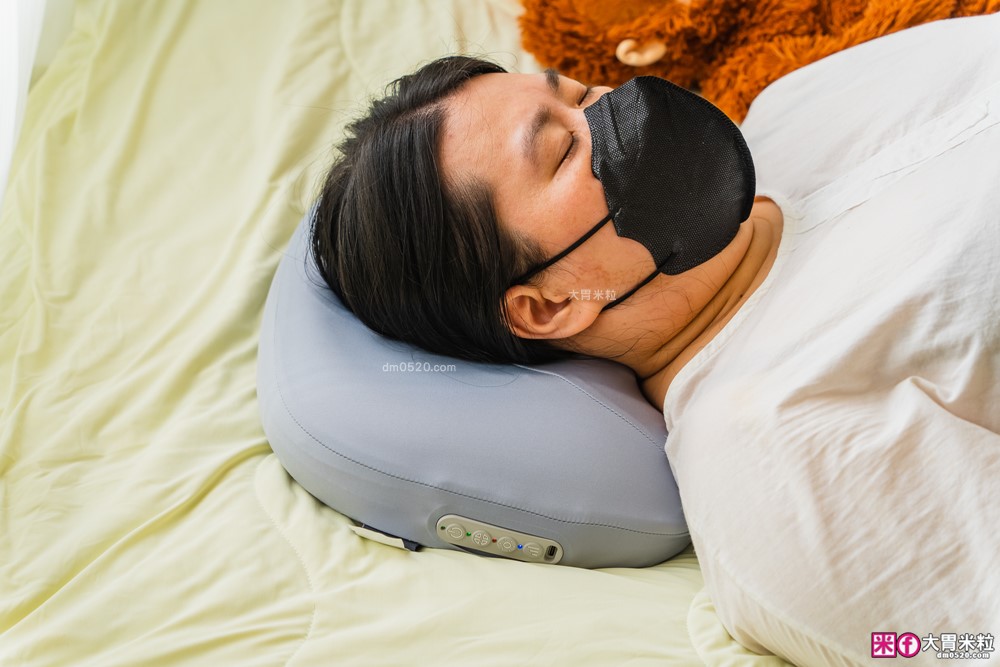 低頭族救星！JHT「NeckRelax 頸椎鬆揉暖枕」開箱，千元平價享受按摩師級舒壓