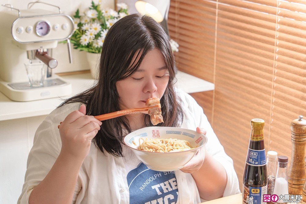 廚房神醬「黑龍醋黑豆蔭油」評價開箱│120天日曝月露黑豆蔭油+釀造醋，一瓶搞定沾拌炒滷