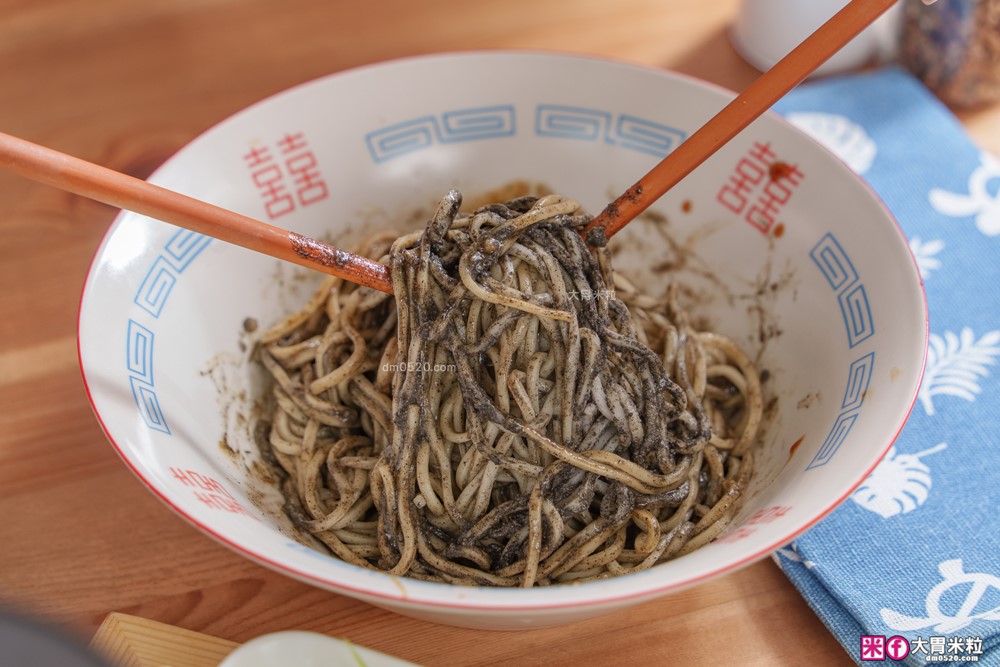 營養穀物粉推薦「耕沅94細高鈣黑芝麻粉」極細不刮喉~從早餐飲品到涼麵都能玩出新花樣│黑芝麻粉料理