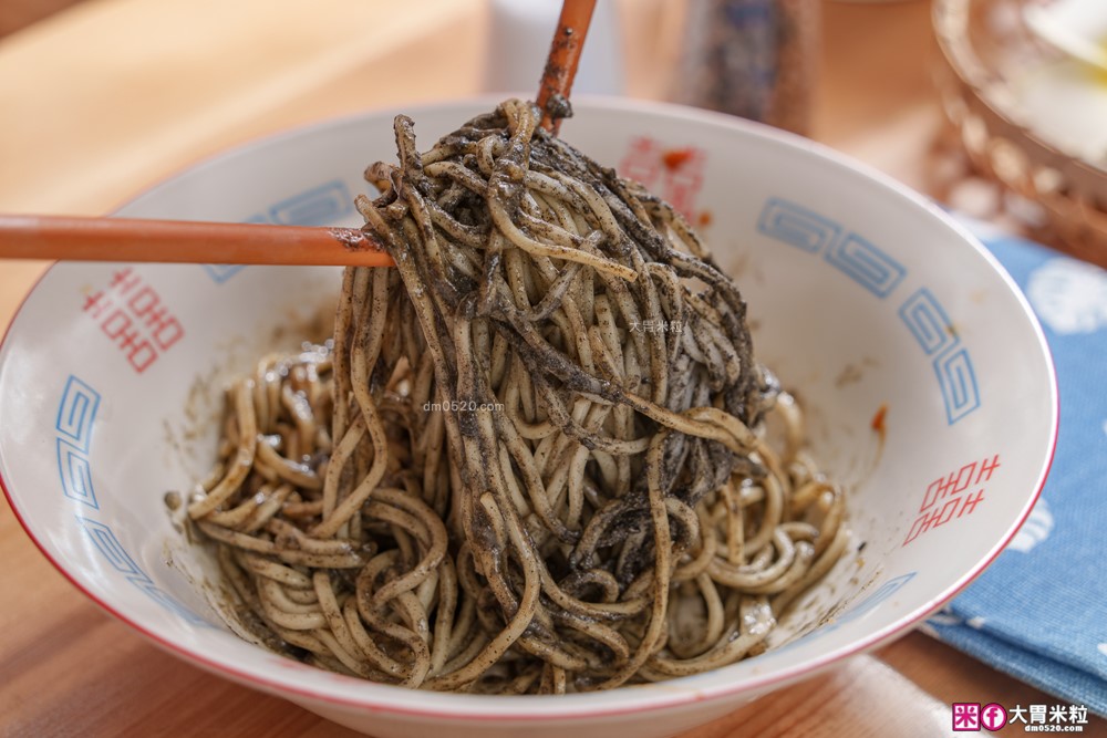 營養穀物粉推薦「耕沅94細高鈣黑芝麻粉」極細不刮喉~從早餐飲品到涼麵都能玩出新花樣│黑芝麻粉料理