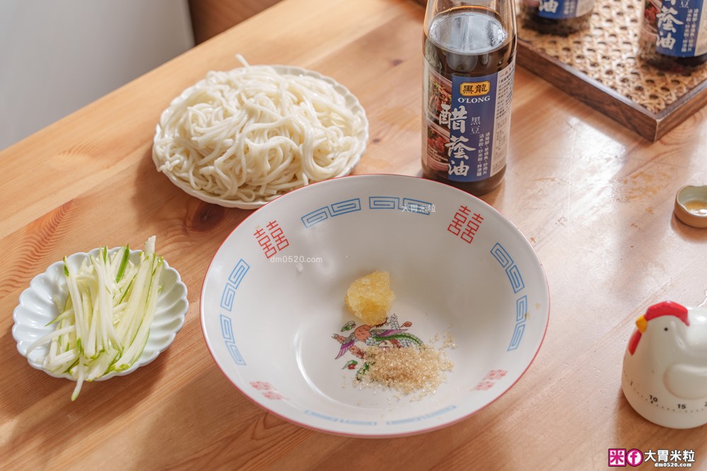 廚房神醬「黑龍醋黑豆蔭油」評價開箱│120天日曝月露黑豆蔭油+釀造醋，一瓶搞定沾拌炒滷