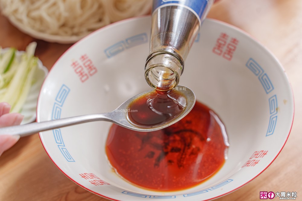 廚房神醬「黑龍醋黑豆蔭油」評價開箱│120天日曝月露黑豆蔭油+釀造醋，一瓶搞定沾拌炒滷