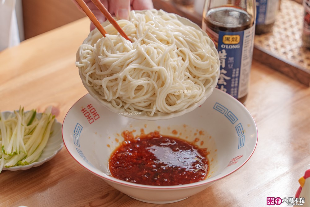 廚房神醬「黑龍醋黑豆蔭油」評價開箱│120天日曝月露黑豆蔭油+釀造醋，一瓶搞定沾拌炒滷