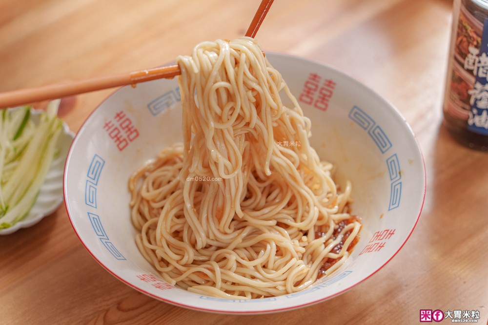 廚房神醬「黑龍醋黑豆蔭油」評價開箱│120天日曝月露黑豆蔭油+釀造醋，一瓶搞定沾拌炒滷