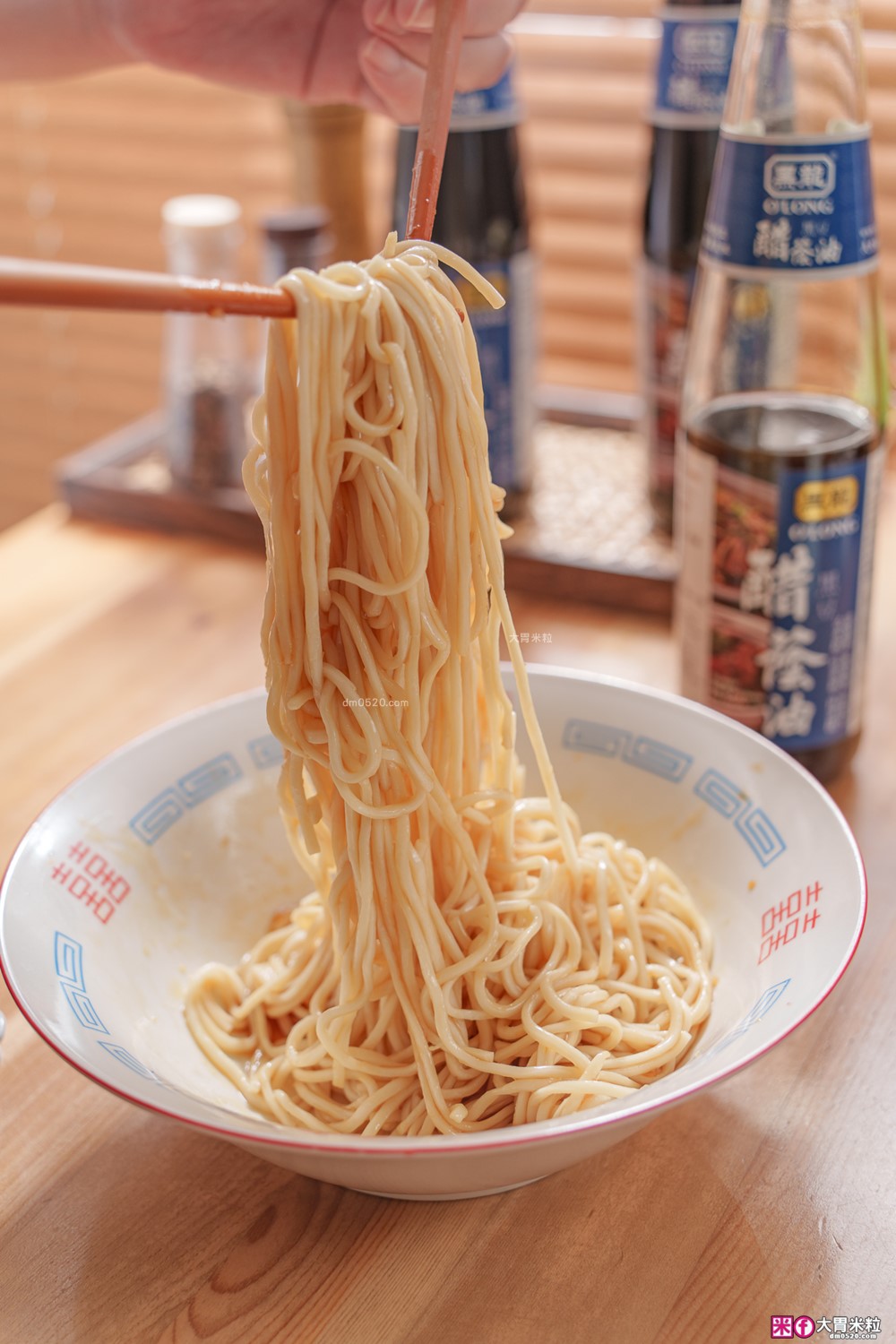 廚房神醬「黑龍醋黑豆蔭油」評價開箱│120天日曝月露黑豆蔭油+釀造醋，一瓶搞定沾拌炒滷