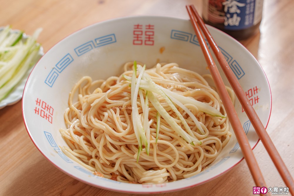 廚房神醬「黑龍醋黑豆蔭油」評價開箱│120天日曝月露黑豆蔭油+釀造醋,一瓶搞定沾拌炒滷 廚房神醬「黑龍醋黑豆蔭油」評價開箱│120天日曝月露黑豆蔭油+釀造醋,一瓶搞定沾拌炒滷