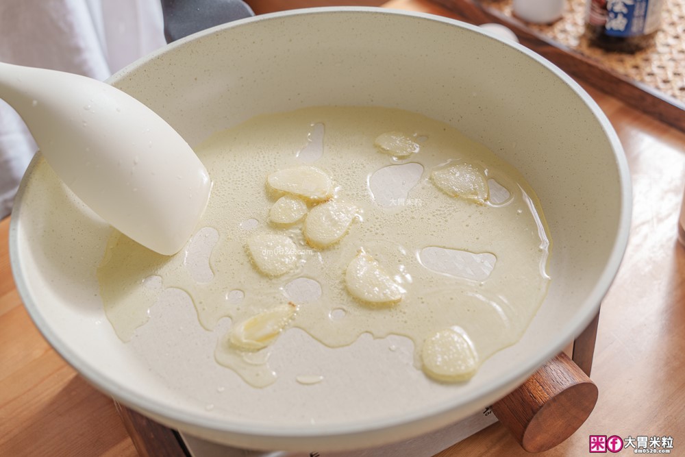 廚房神醬「黑龍醋黑豆蔭油」評價開箱│120天日曝月露黑豆蔭油+釀造醋，一瓶搞定沾拌炒滷