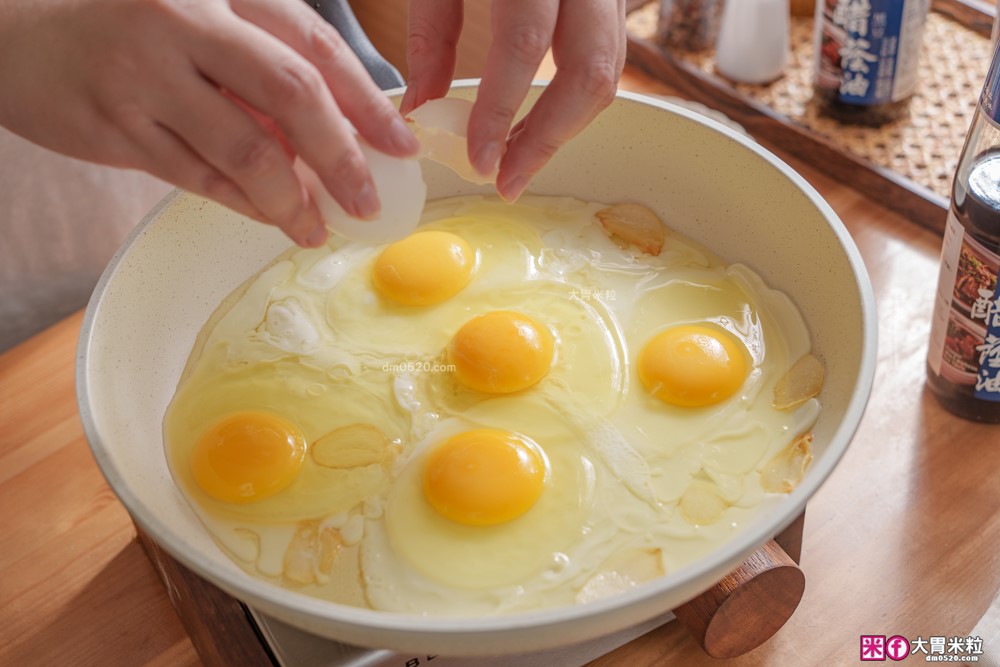 廚房神醬「黑龍醋黑豆蔭油」評價開箱│120天日曝月露黑豆蔭油+釀造醋，一瓶搞定沾拌炒滷
