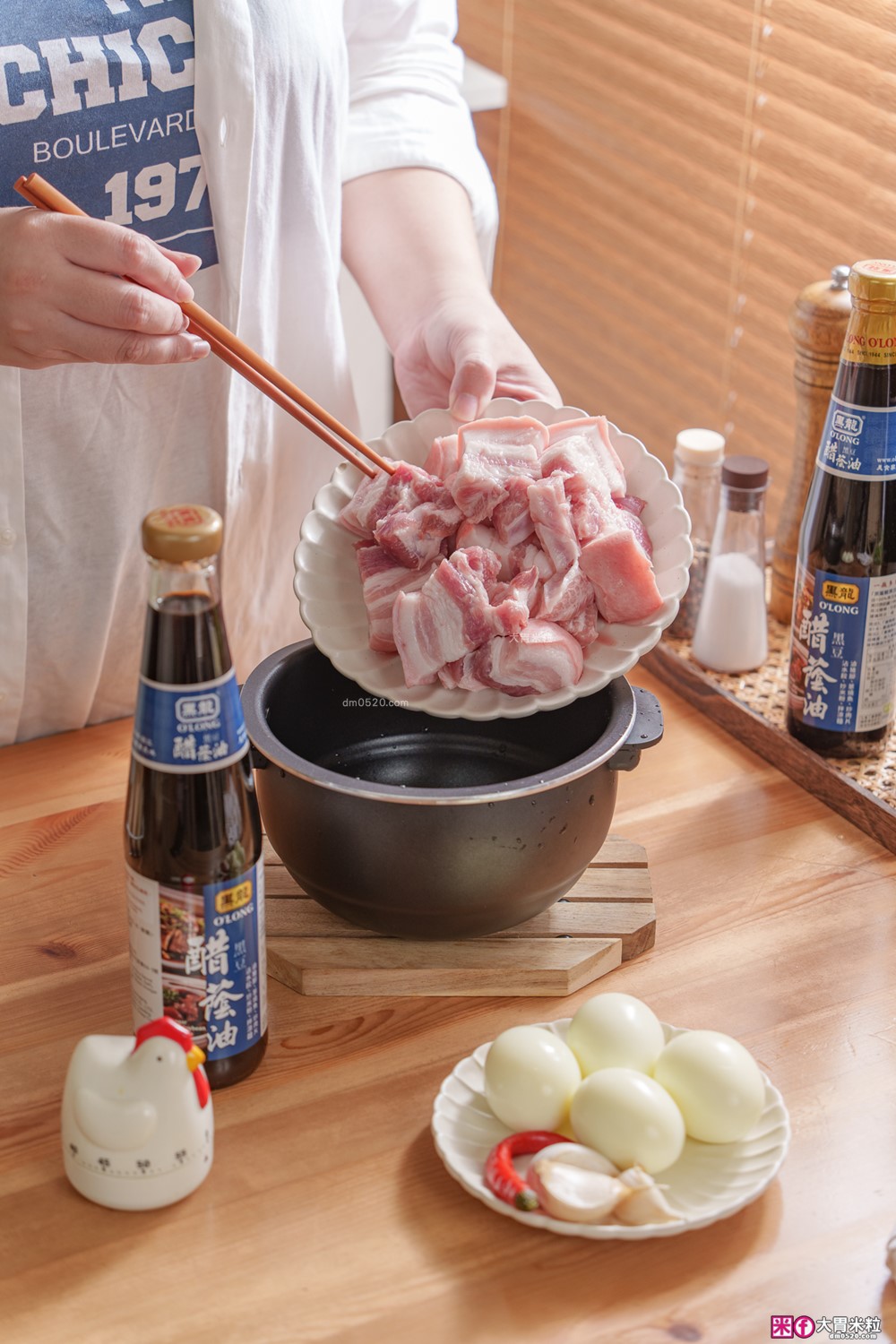 廚房神醬「黑龍醋黑豆蔭油」評價開箱│120天日曝月露黑豆蔭油+釀造醋，一瓶搞定沾拌炒滷