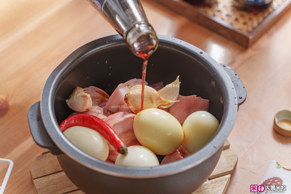 廚房神醬「黑龍醋黑豆蔭油」評價開箱│120天日曝月露黑豆蔭油+釀造醋，一瓶搞定沾拌炒滷