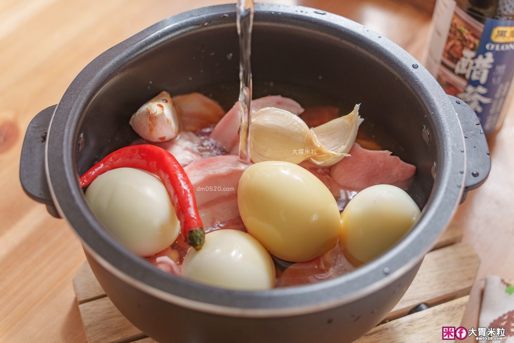 廚房神醬「黑龍醋黑豆蔭油」評價開箱│120天日曝月露黑豆蔭油+釀造醋，一瓶搞定沾拌炒滷