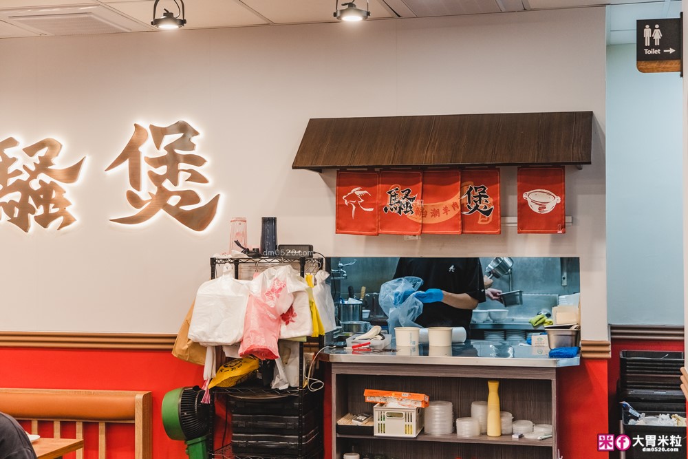 騷煲羊肉湯評價│泰和樓新品牌「騷煲羊肉湯」清燉/紅燒羊肉湯+松露滷肉飯必吃開箱│台北中山區湯品推薦