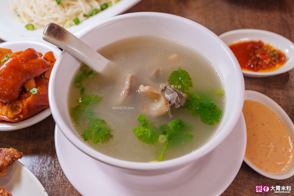 騷煲羊肉湯評價│泰和樓新品牌「騷煲羊肉湯」清燉/紅燒羊肉湯+松露滷肉飯必吃開箱│台北中山區湯品推薦