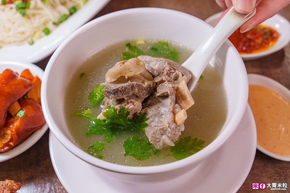 騷煲羊肉湯評價│泰和樓新品牌「騷煲羊肉湯」清燉/紅燒羊肉湯+松露滷肉飯必吃開箱│台北中山區湯品推薦