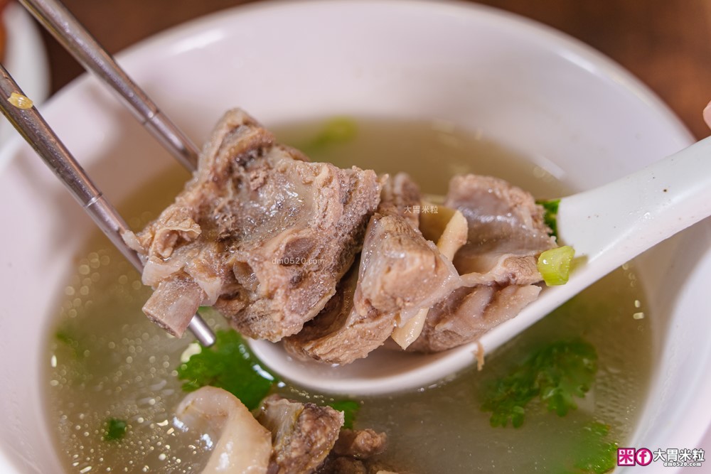騷煲羊肉湯評價│泰和樓新品牌「騷煲羊肉湯」清燉/紅燒羊肉湯+松露滷肉飯必吃開箱│台北中山區湯品推薦