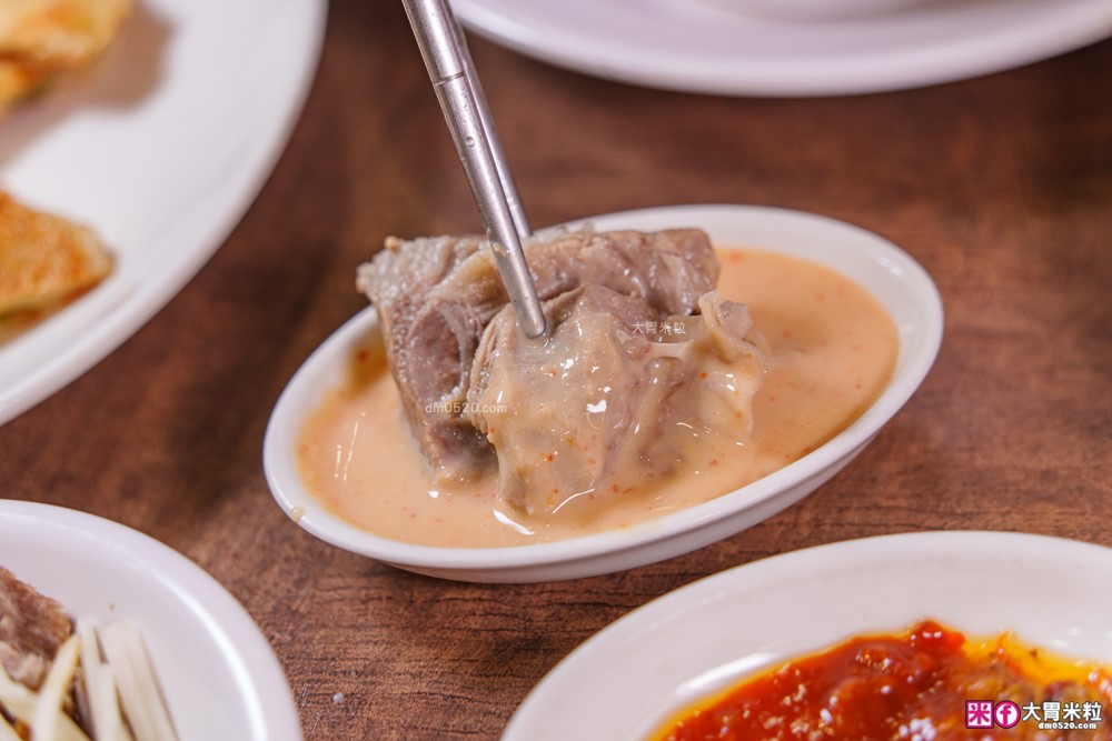 騷煲羊肉湯評價│泰和樓新品牌「騷煲羊肉湯」清燉/紅燒羊肉湯+松露滷肉飯必吃開箱│台北中山區湯品推薦