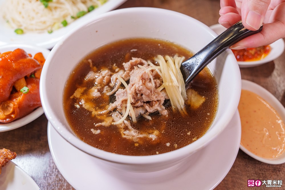 騷煲羊肉湯評價│泰和樓新品牌「騷煲羊肉湯」清燉/紅燒羊肉湯+松露滷肉飯必吃開箱│台北中山區湯品推薦