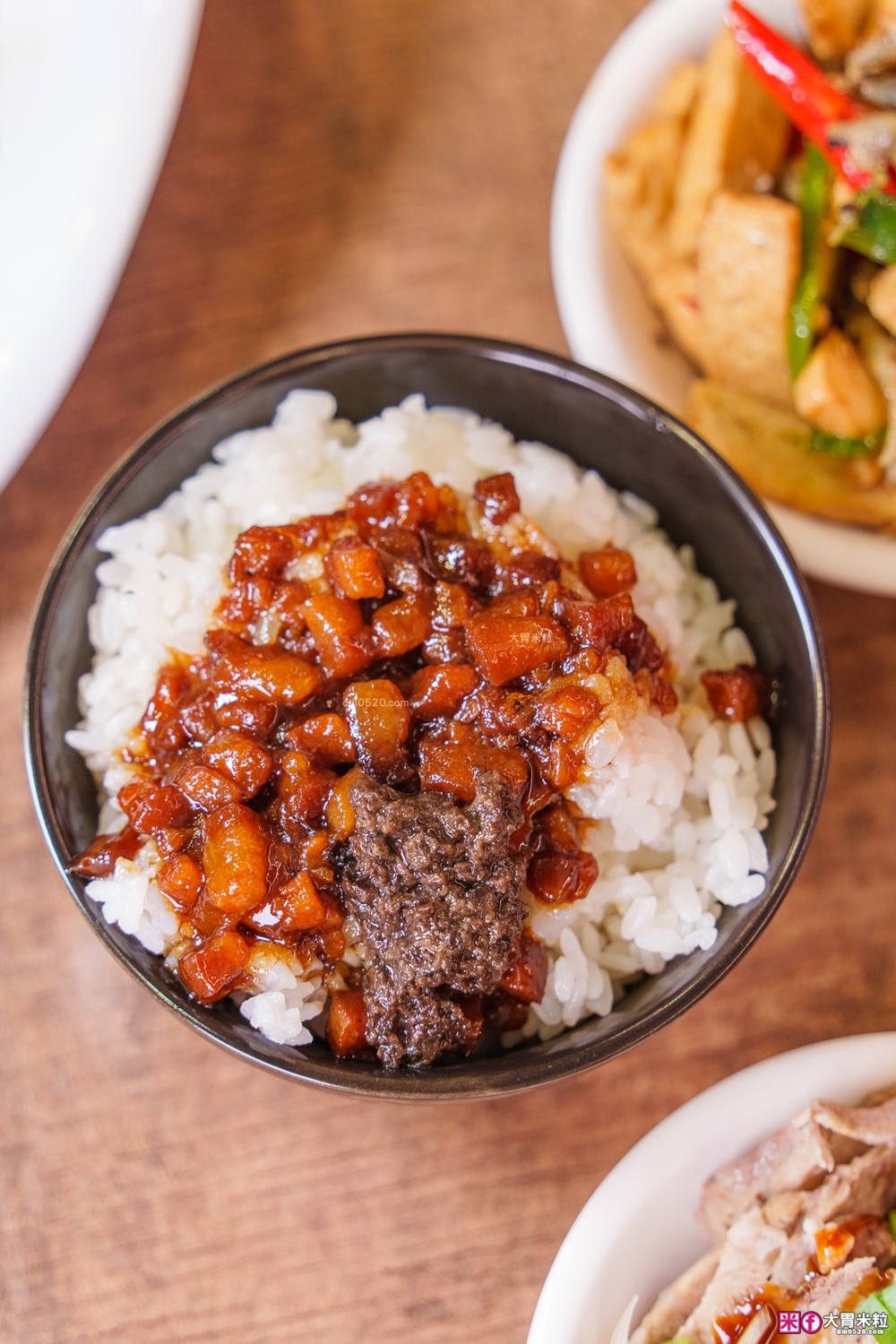 騷煲羊肉湯評價│泰和樓新品牌「騷煲羊肉湯」清燉/紅燒羊肉湯+松露滷肉飯必吃開箱│台北中山區湯品推薦