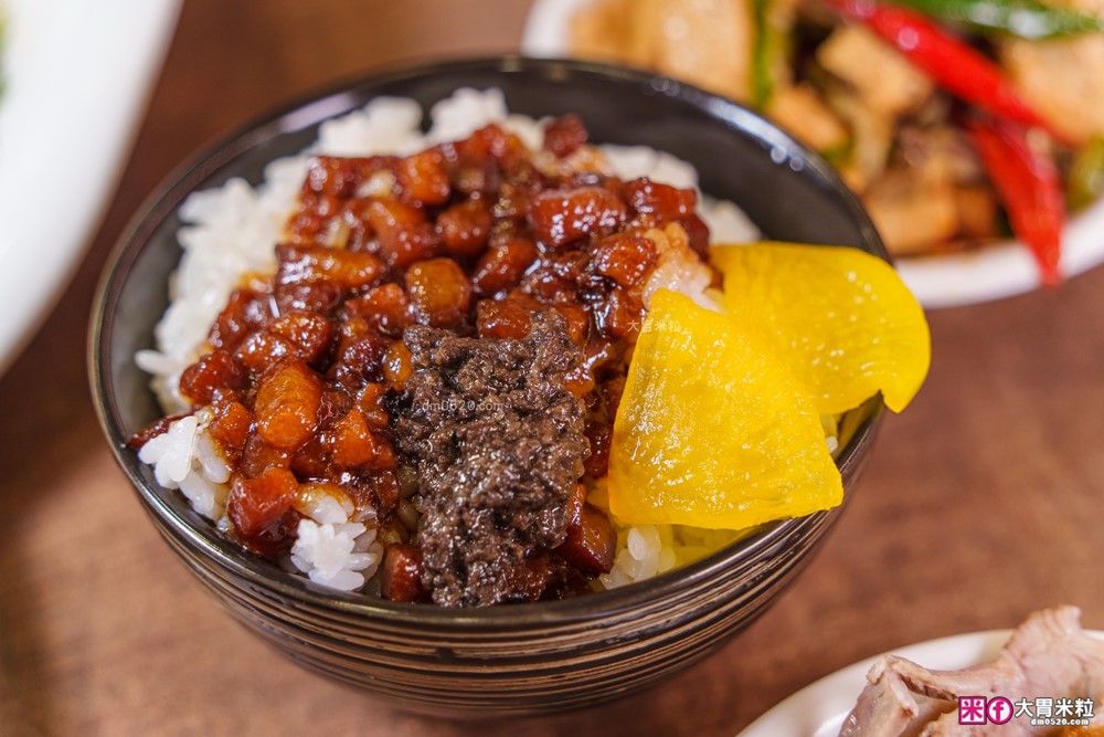 騷煲羊肉湯評價│泰和樓新品牌「騷煲羊肉湯」清燉/紅燒羊肉湯+松露滷肉飯必吃開箱│台北中山區湯品推薦