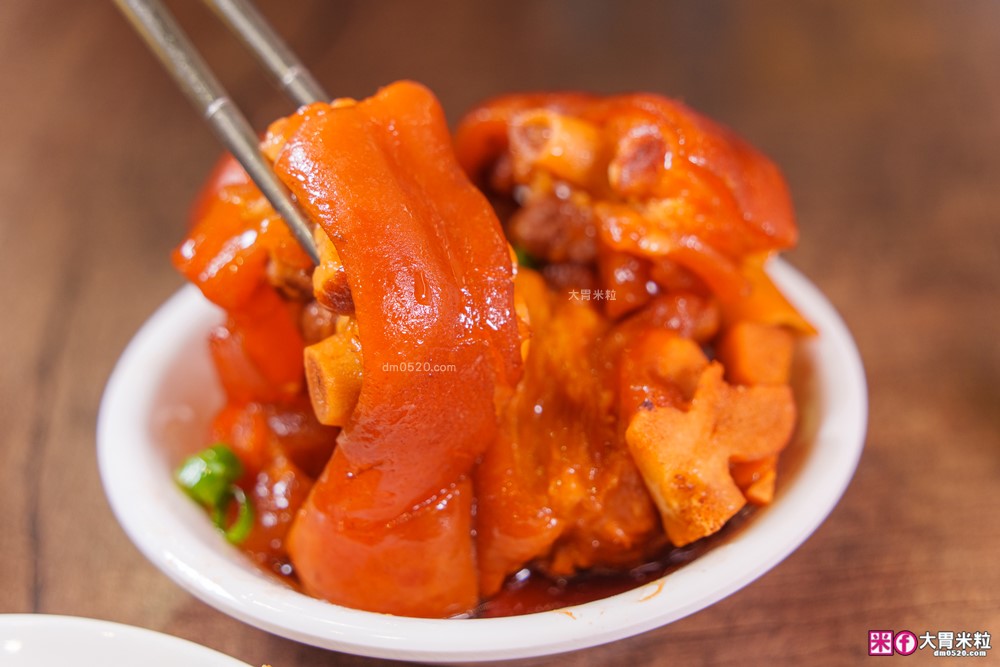 騷煲羊肉湯評價│泰和樓新品牌「騷煲羊肉湯」清燉/紅燒羊肉湯+松露滷肉飯必吃開箱│台北中山區湯品推薦