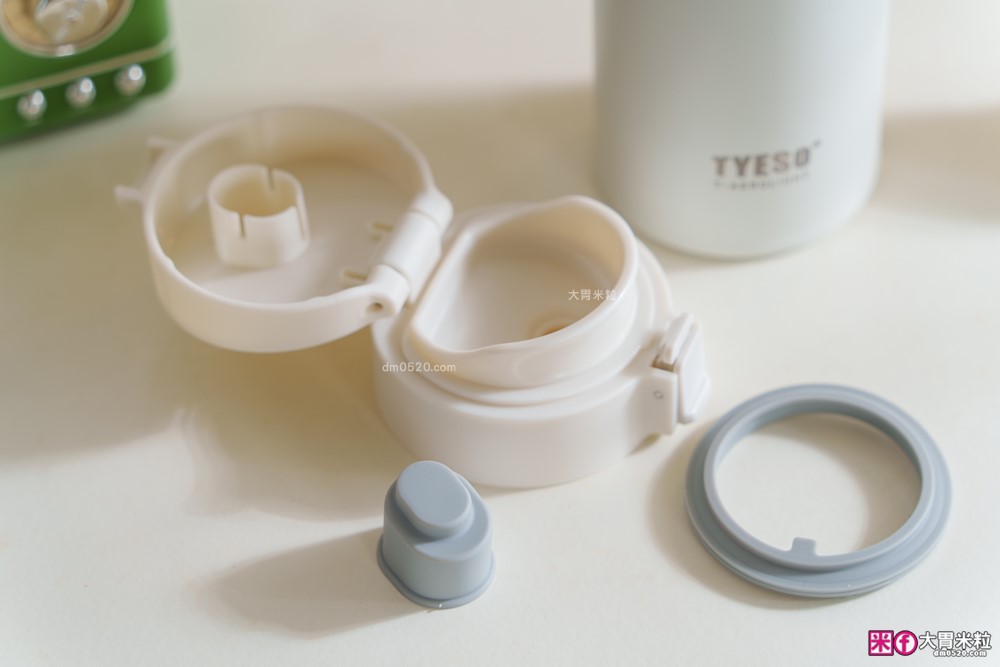 TYESO 環保杯評價|TYESO羽量彈跳隨行杯+TYESO氣泡飲鎖壓瓶實測!通勤/野餐兩款環保杯一次開箱 TYESO 環保杯評價|TYESO羽量彈跳隨行杯+TYESO氣泡飲鎖壓瓶實測!通勤/野餐兩款環保杯一次開箱