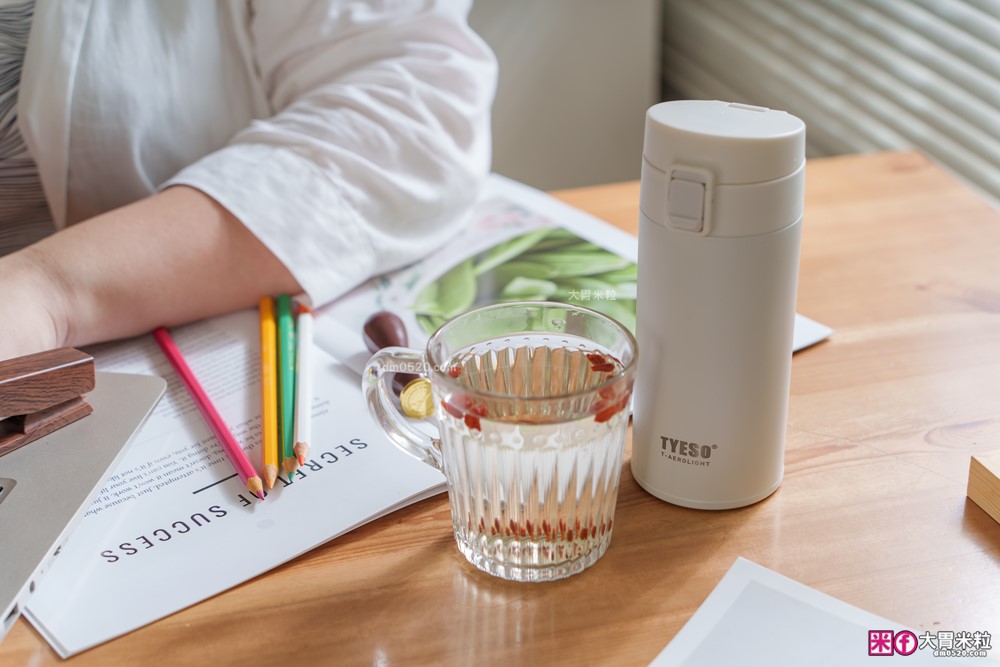 TYESO 環保杯評價|TYESO羽量彈跳隨行杯+TYESO氣泡飲鎖壓瓶實測!通勤/野餐兩款環保杯一次開箱 TYESO 環保杯評價|TYESO羽量彈跳隨行杯+TYESO氣泡飲鎖壓瓶實測!通勤/野餐兩款環保杯一次開箱