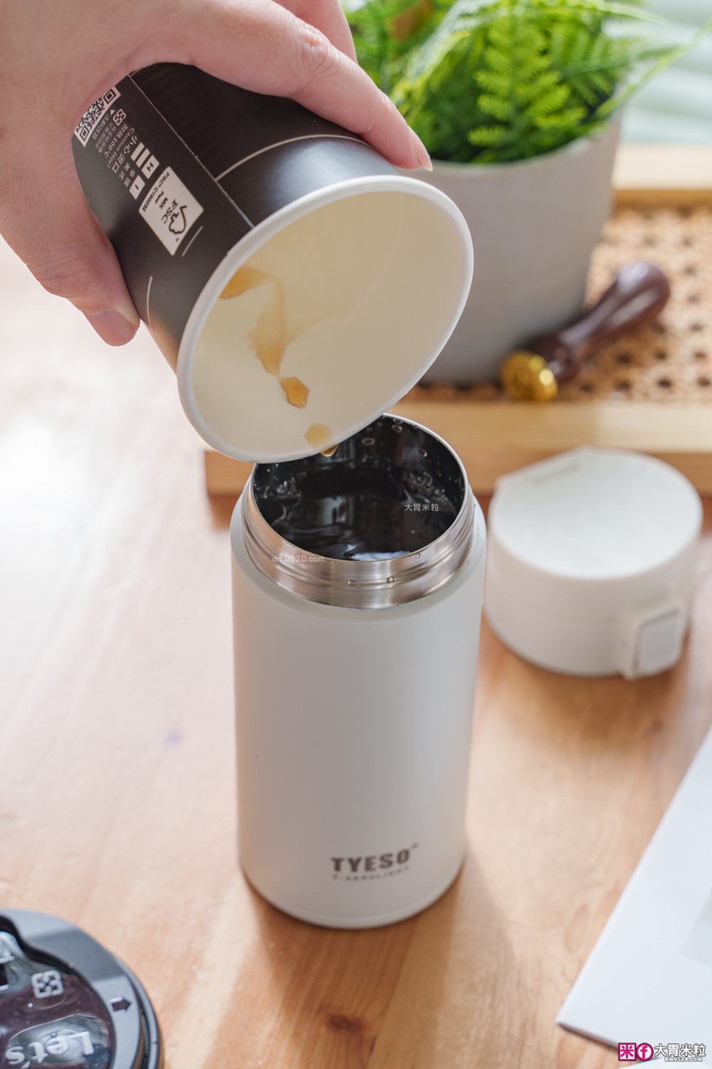 TYESO 環保杯評價|TYESO羽量彈跳隨行杯+TYESO氣泡飲鎖壓瓶實測!通勤/野餐兩款環保杯一次開箱 TYESO 環保杯評價|TYESO羽量彈跳隨行杯+TYESO氣泡飲鎖壓瓶實測!通勤/野餐兩款環保杯一次開箱