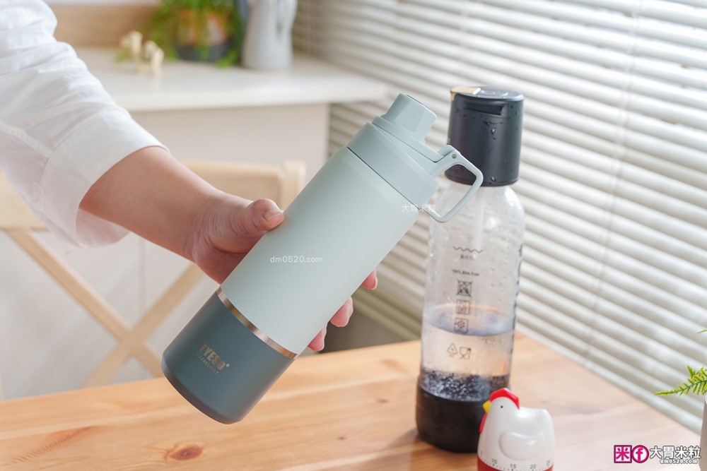 TYESO 環保杯評價|TYESO羽量彈跳隨行杯+TYESO氣泡飲鎖壓瓶實測!通勤/野餐兩款環保杯一次開箱 TYESO 環保杯評價|TYESO羽量彈跳隨行杯+TYESO氣泡飲鎖壓瓶實測!通勤/野餐兩款環保杯一次開箱