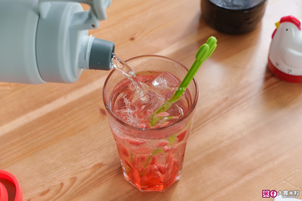 TYESO 環保杯評價|TYESO羽量彈跳隨行杯+TYESO氣泡飲鎖壓瓶實測!通勤/野餐兩款環保杯一次開箱 TYESO 環保杯評價|TYESO羽量彈跳隨行杯+TYESO氣泡飲鎖壓瓶實測!通勤/野餐兩款環保杯一次開箱