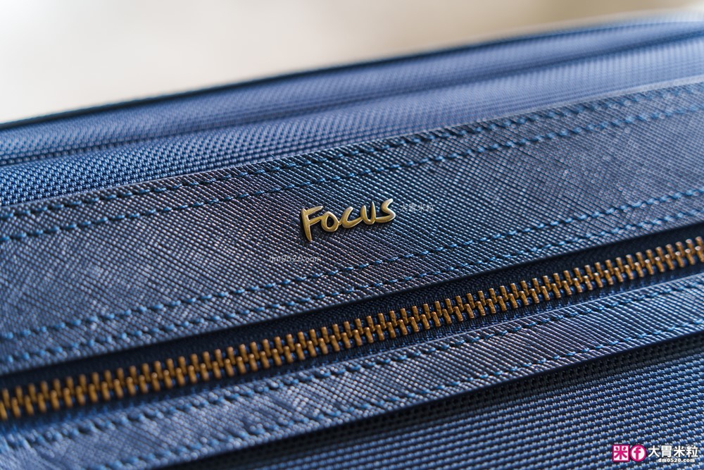 FOCUS 十字紋牛皮 男斜背包推薦│上班通勤、旅行出遊一包搞定，防潑水機能男包推薦