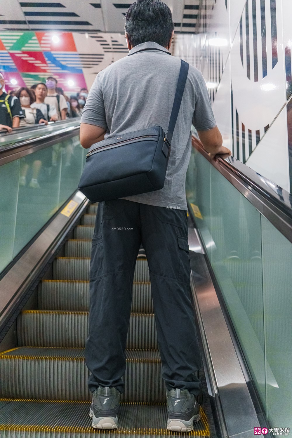 FOCUS 十字紋牛皮 男斜背包推薦│上班通勤、旅行出遊一包搞定，防潑水機能男包推薦