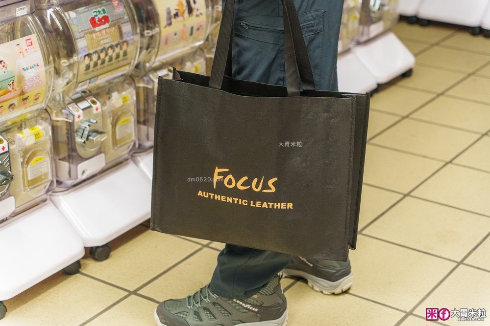 FOCUS 十字紋牛皮 男斜背包推薦│上班通勤、旅行出遊一包搞定，防潑水機能男包推薦
