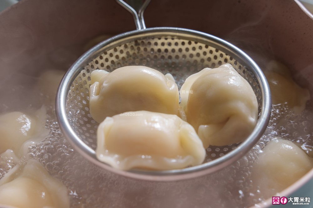 超強冷凍水餃推薦「漢來美食 宅美食水餃 鮮味食光系列」一口咬下竟然有整隻大鮮蝦！