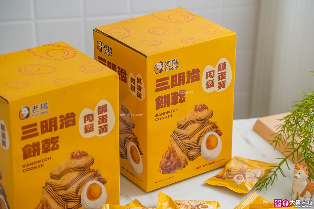 Costco好市多新品開箱「老楊鹹蛋黃肉鬆三明治餅乾」評價，鹹甜交織的酥脆口感太犯規！