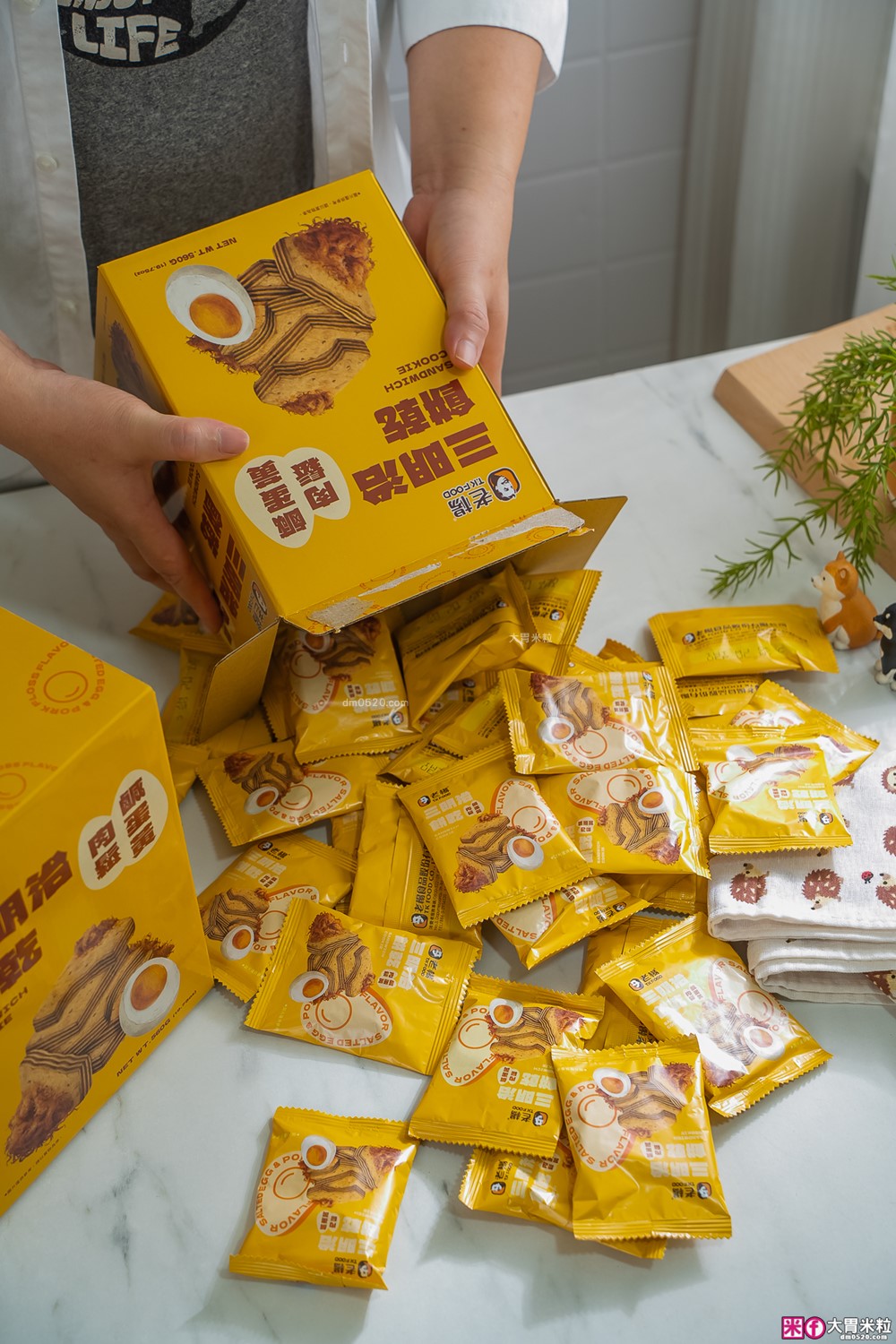 Costco好市多新品開箱「老楊鹹蛋黃肉鬆三明治餅乾」評價，鹹甜交織的酥脆口感太犯規！
