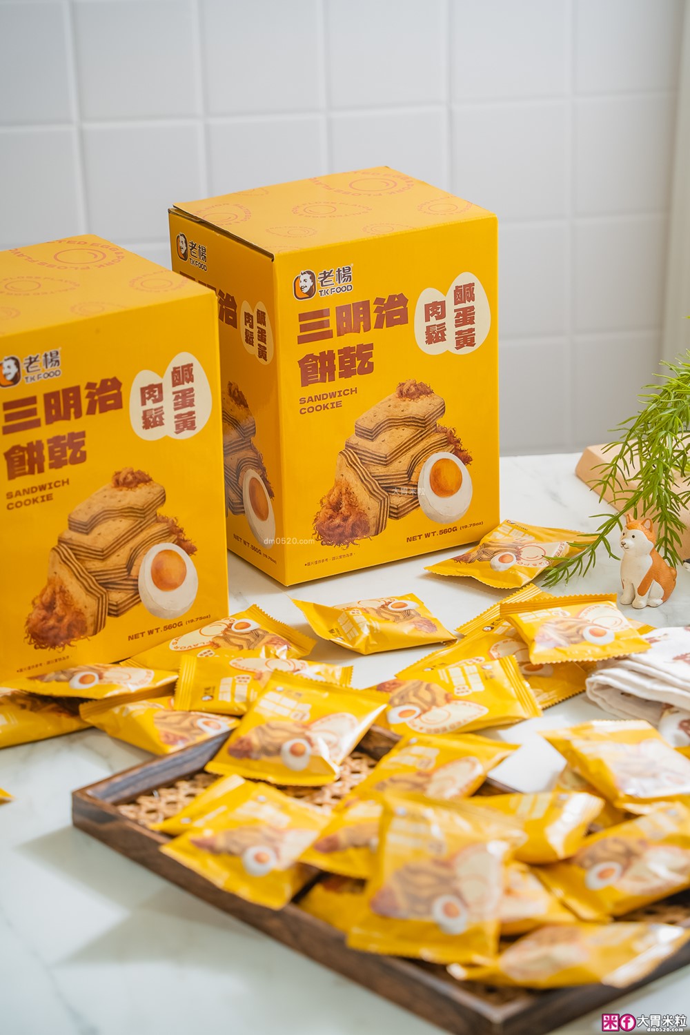 Costco好市多新品開箱「老楊鹹蛋黃肉鬆三明治餅乾」評價，鹹甜交織的酥脆口感太犯規！