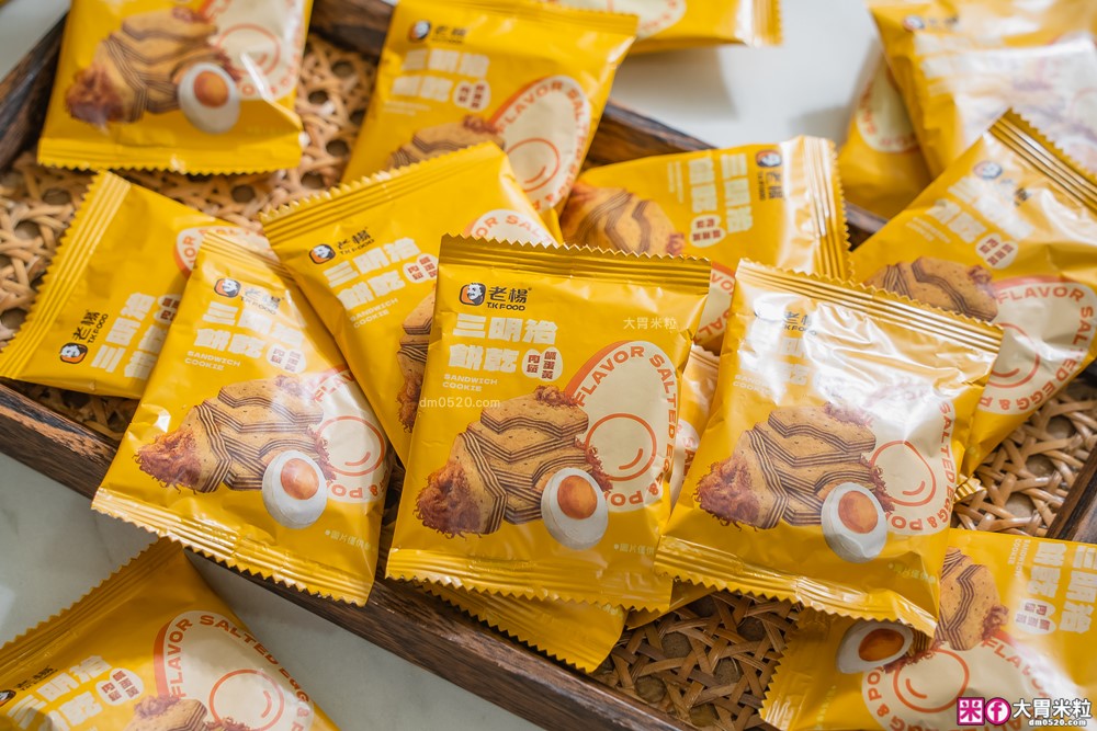 Costco好市多新品開箱「老楊鹹蛋黃肉鬆三明治餅乾」評價，鹹甜交織的酥脆口感太犯規！