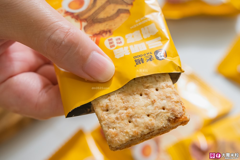 Costco好市多新品開箱「老楊鹹蛋黃肉鬆三明治餅乾」評價,鹹甜交織的酥脆口感太犯規! Costco好市多新品開箱「老楊鹹蛋黃肉鬆三明治餅乾」評價,鹹甜交織的酥脆口感太犯規!